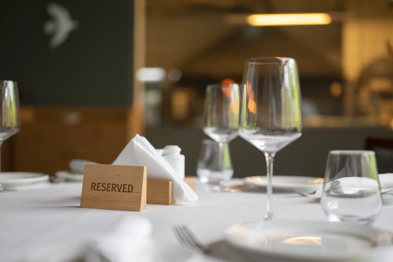 Ein gedeckter Tisch mit dem Schild «Reserviert».